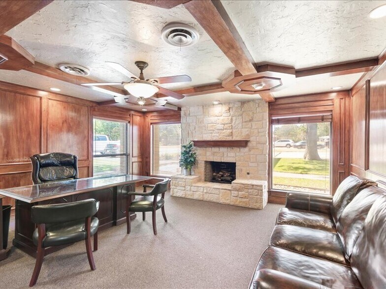 More Photos Of 2020 W Northwest Hwy, Grapevine Office For Lease