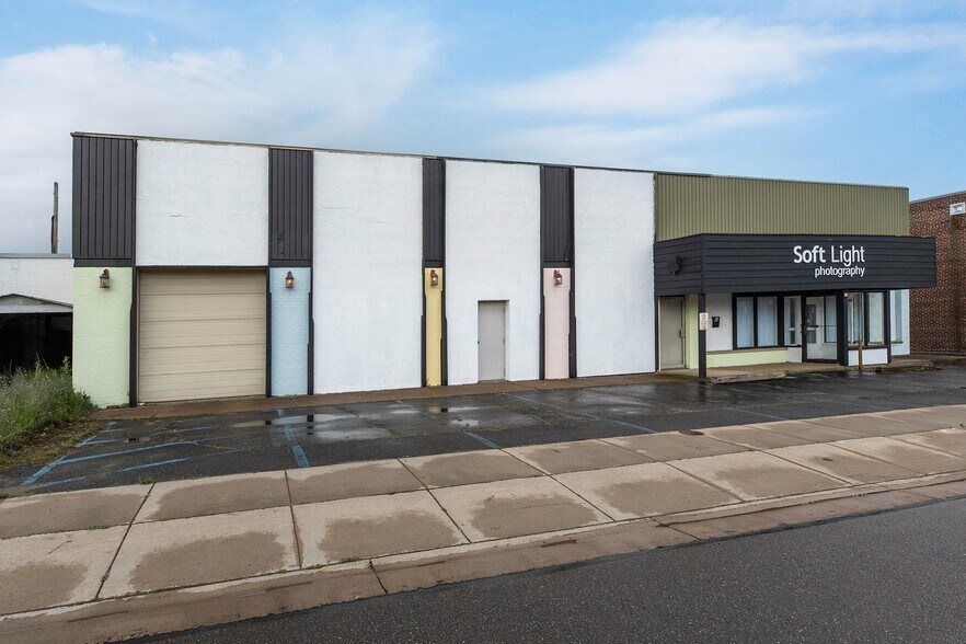 More Photos Of 33 W King St, Rhinelander Storefront Retail Office For Sale