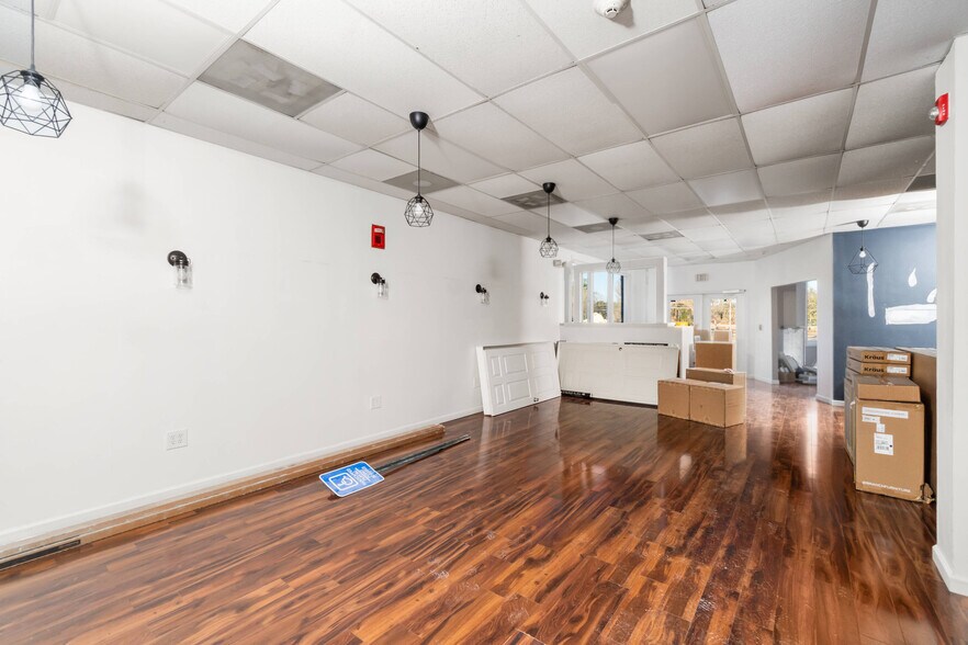 More Photos Of 1051 Farmington Ave, Farmington Unknown For Lease