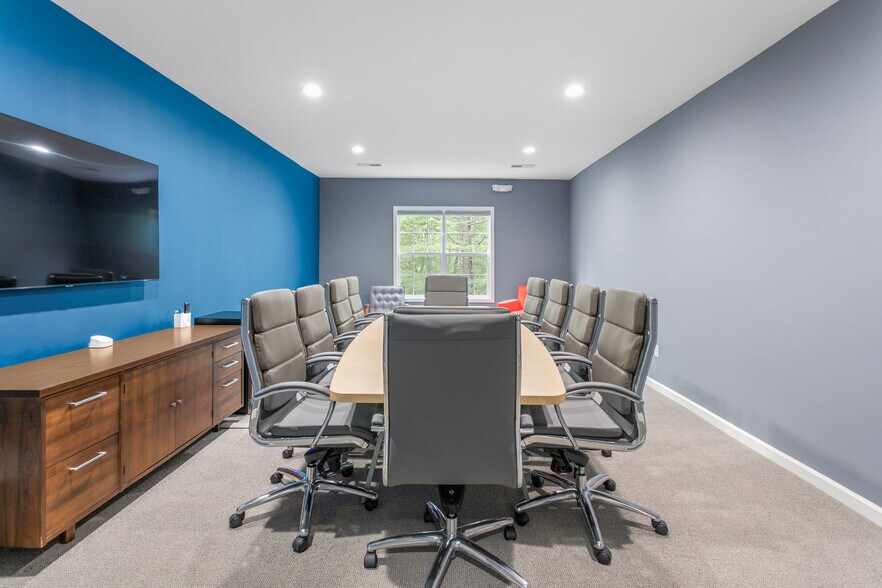 More Photos Of 2802 Eric Ln, Burlington Office For Lease