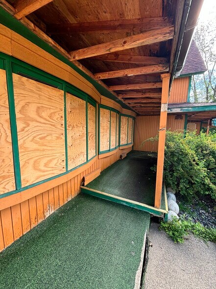 More Photos Of 3631 NW Bridge St, Saint Francis Restaurant For Sale