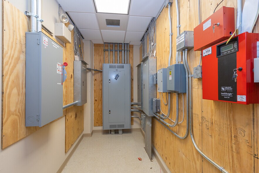 More Photos Of 129 N Main St, Anderson Office For Lease