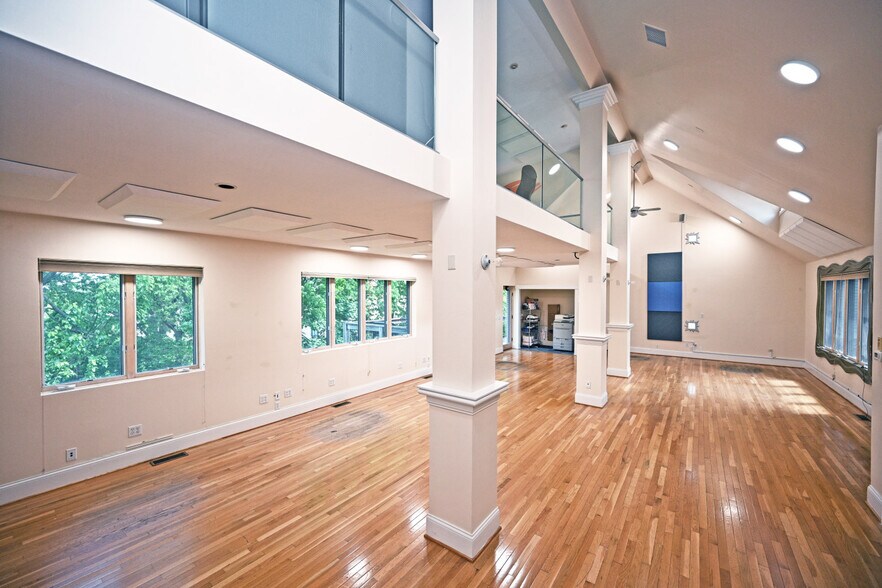 More Photos Of 2150 Alpine Pl, Cincinnati Office For Sale