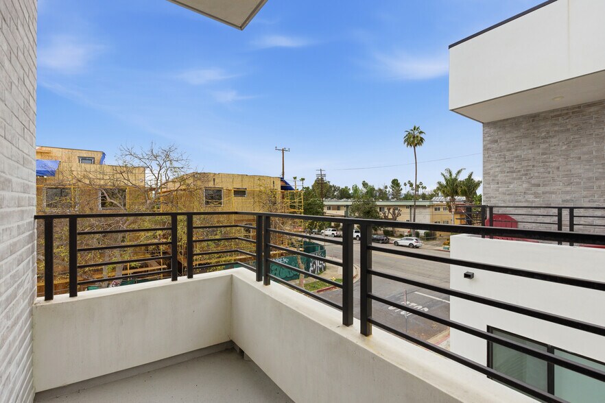 More Photos Of 13822 Oxnard St, Van Nuys Apartments For Sale