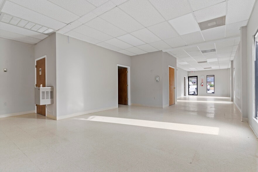 More Photos Of 444 Hampton Ave, Pickens Storefront Retail Office For Lease