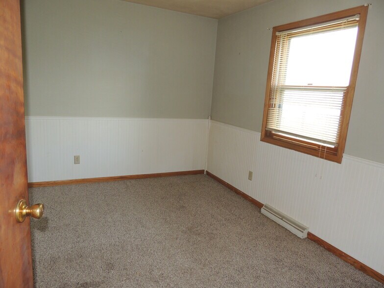 More Photos Of 726 Valley Rd, Menasha Bar For Sale