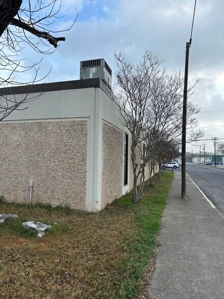 More Photos Of 429 Jefferson St, Kerrville Light Manufacturing For Sale