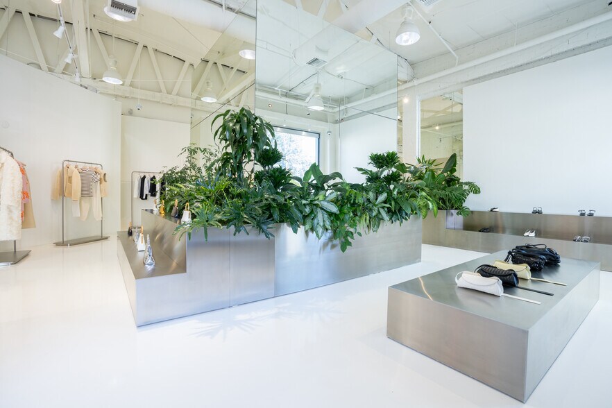 More Photos Of 9970 Santa Monica Blvd, Beverly Hills Storefront For Lease