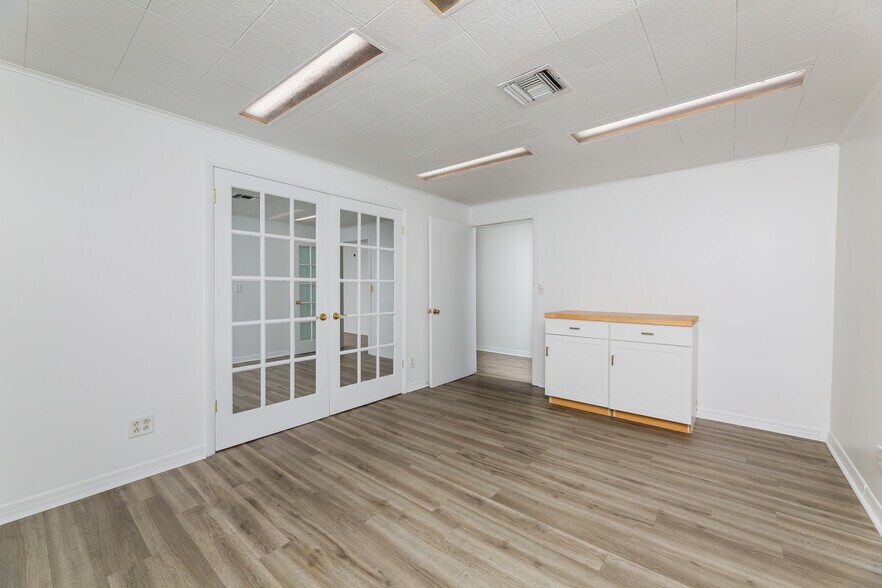 More Photos Of 128 Tomahawk Dr, Indian Harbour Beach Warehouse For Lease