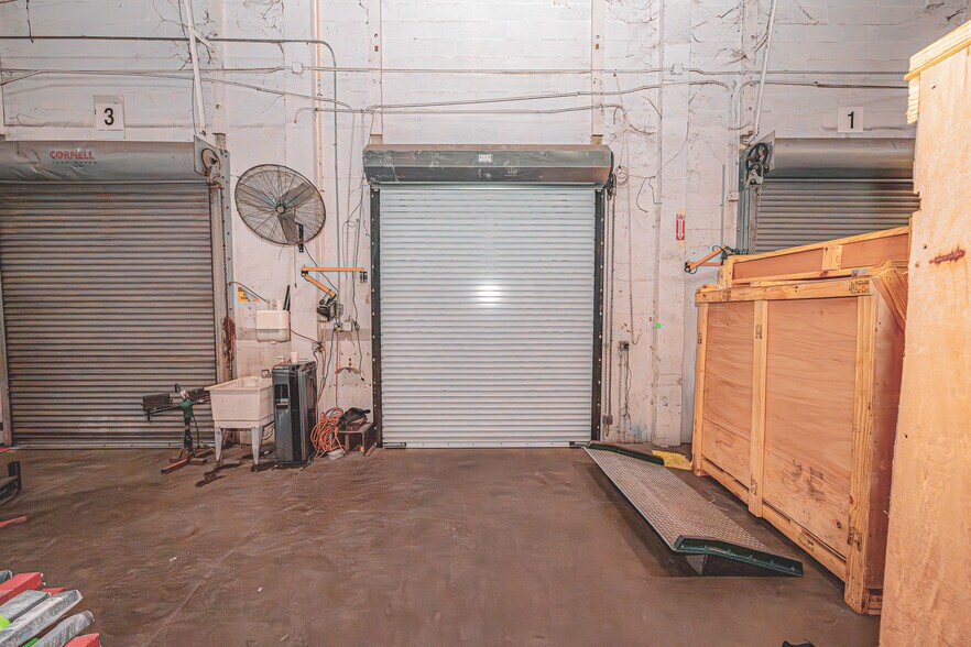 More Photos Of 6001 Powerline Rd, Fort Lauderdale Showroom For Lease