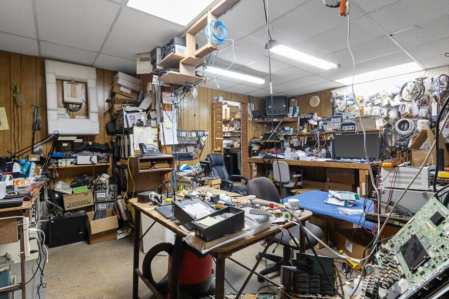 More Photos Of 1202 N Jefferson Ave, Mount Pleasant Specialty For Sale