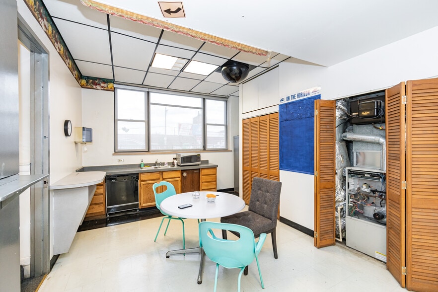 More Photos Of 4616 W Fullerton Ave, Chicago Light Manufacturing For Sale