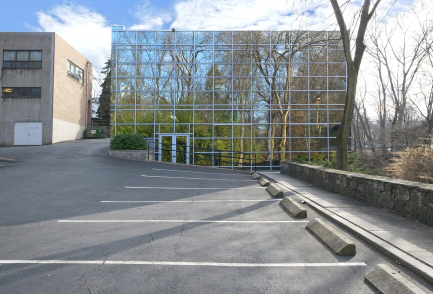 More Photos Of 177 W Putnam Ave, Greenwich Office For Lease