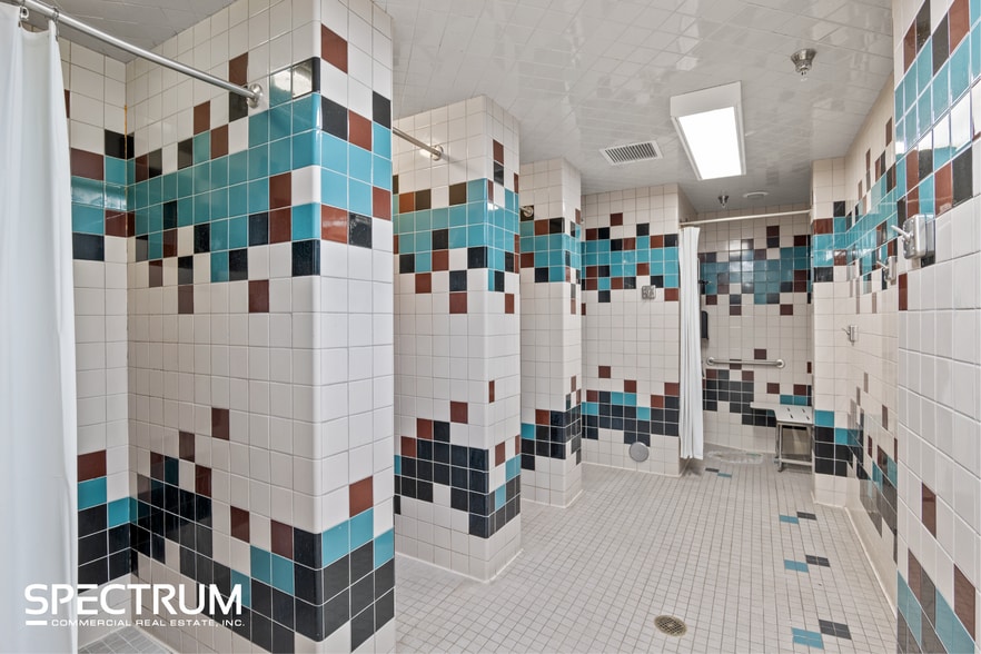 More Photos Of 1335 Rancho Vista Blvd, Palmdale Freestanding For Lease