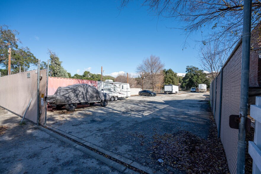 More Photos Of 23638 Pine St, Newhall Service For Sale