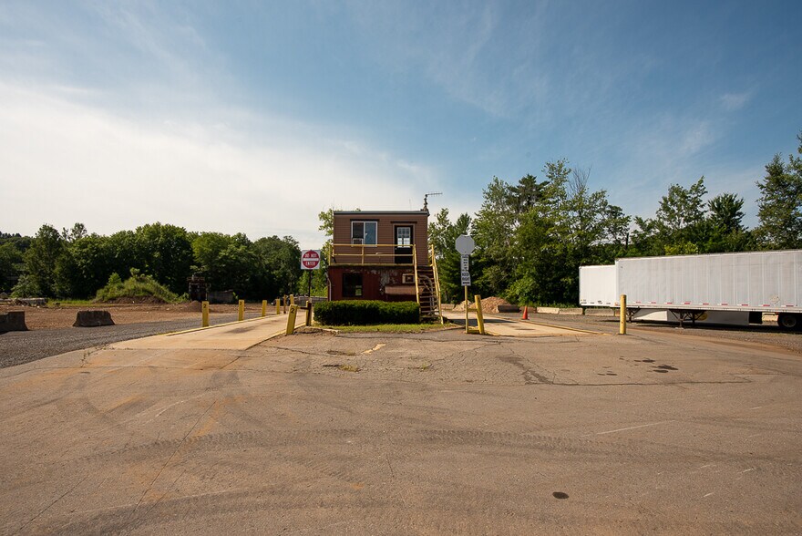 More Photos Of 1 Reisner Way, Clinton Manufacturing For Lease