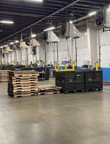 More Photos Of 5400 Perry Dr, Waterford Distribution For Lease