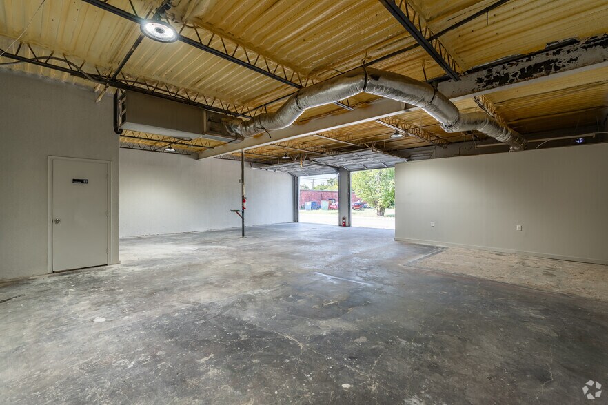 More Photos Of 3340 N Beach St, Fort Worth Showroom For Lease