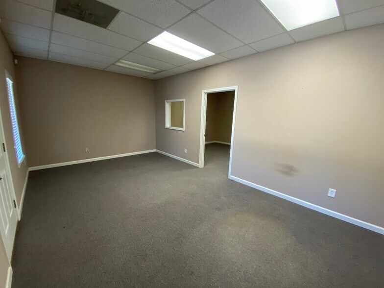 More Photos Of 232-236 Industrial Park Dr, Commerce Office For Lease