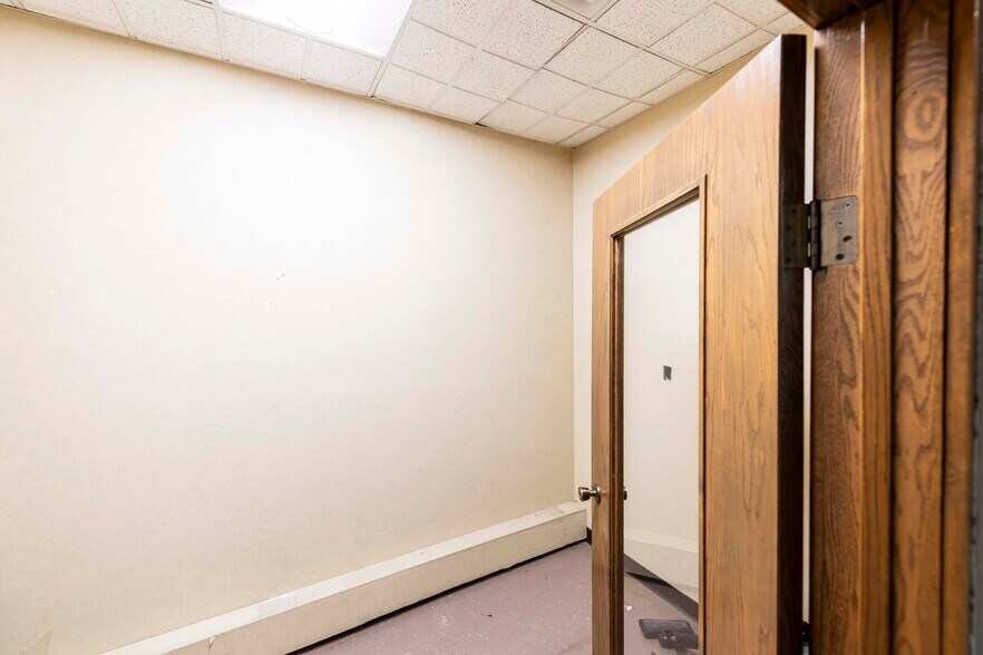 More Photos Of 1119 N 42nd St, Grand Forks Office For Lease