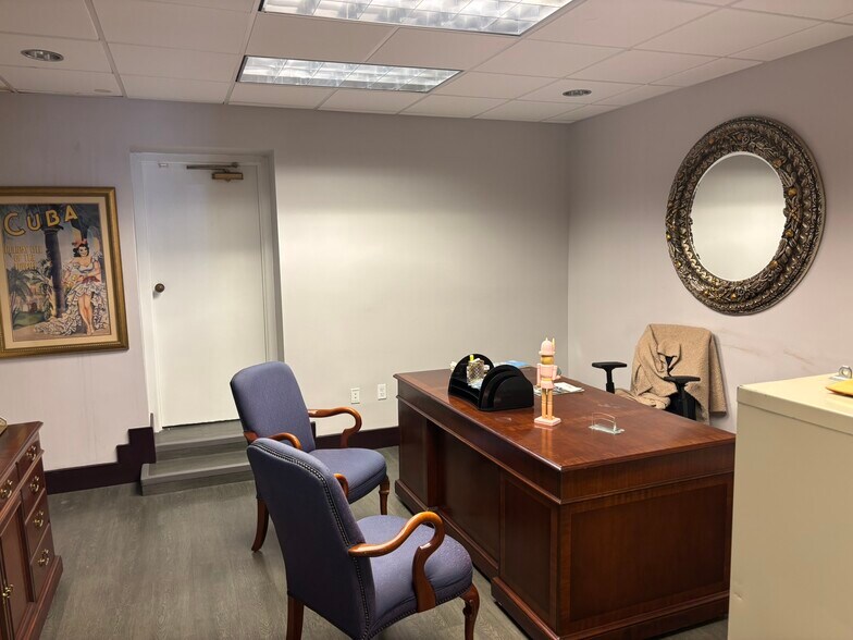 More Photos Of 100 W Main St, Lakeland Office For Lease