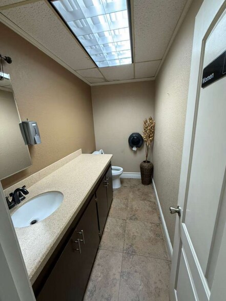 More Photos Of 1300 W US Highway 83, Alamo Warehouse For Lease