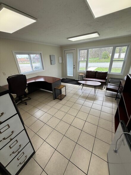 More Photos Of 111 Steubenville Pike, Burgettstown Office For Sale