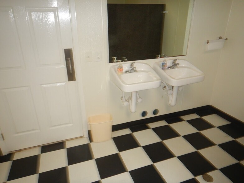 More Photos Of 6530 Supply Row, Houston Warehouse For Lease