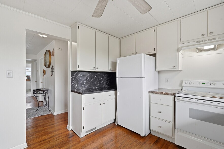 More Photos Of 23589-23593 Van Born Rd, Taylor Freestanding For Sale
