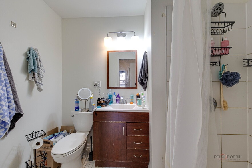 More Photos Of 902 W Newport Ave, Chicago Apartments For Sale