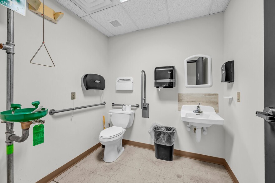 More Photos Of 1087 Federal Rd, Brookfield Warehouse For Lease