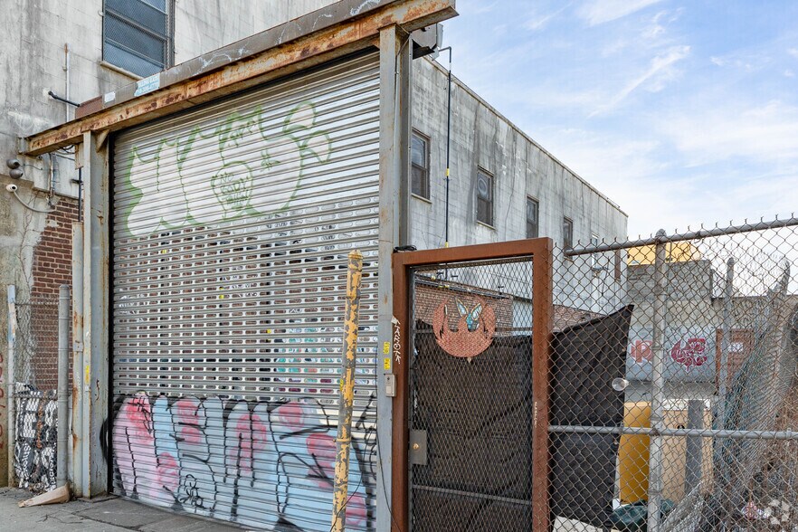 More Photos Of 100 Hinsdale St, Brooklyn Warehouse For Lease