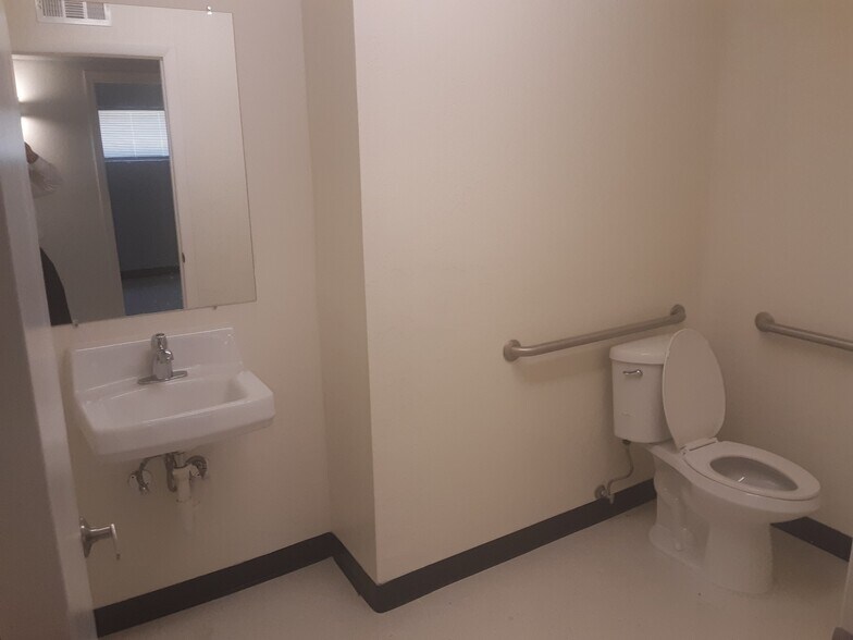 More Photos Of 2412 W Greenway Rd, Phoenix Office For Lease