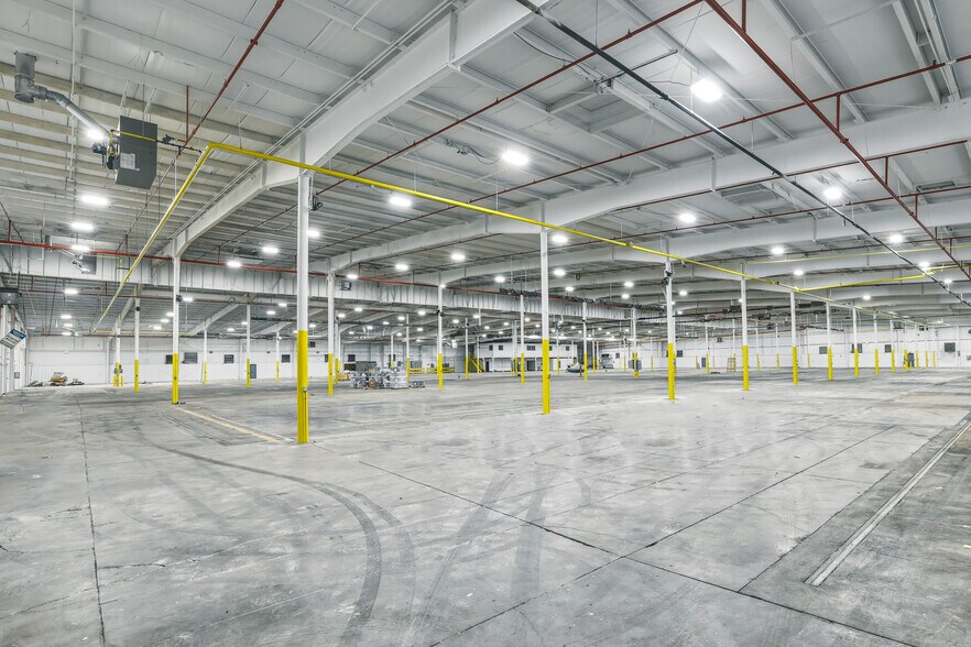 More Photos Of 300 E 39th St, Hastings Distribution For Lease
