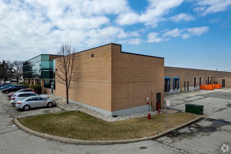 More Photos Of 151 Superior Blvd, Mississauga Warehouse For Lease