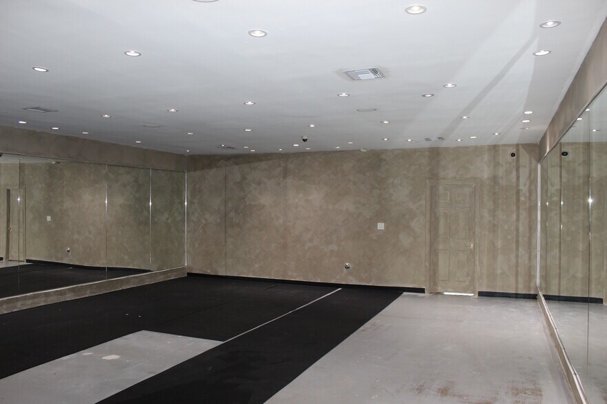 More Photos Of 840 S Robertson Blvd, Los Angeles Storefront Retail Office For Lease