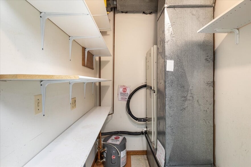 More Photos Of 10623 Crestwood Dr, Manassas Office For Sale