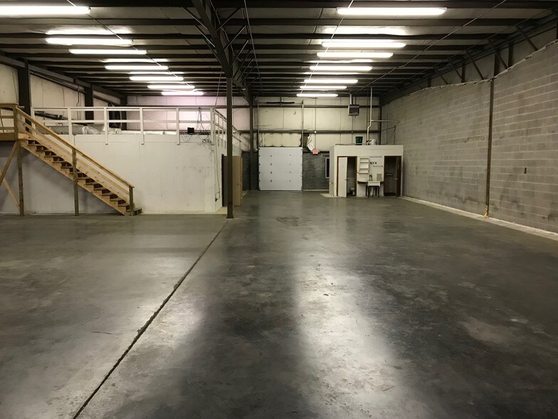 More Photos Of 214 Fort Collier Rd, Winchester Warehouse For Lease
