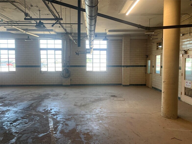 More Photos Of 309 S Pioneer Dr, Abilene Manufacturing For Sale