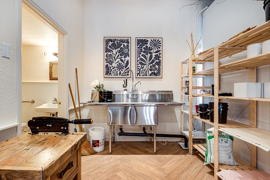 More Photos Of 1270 Broadway, Sonoma Freestanding For Sale