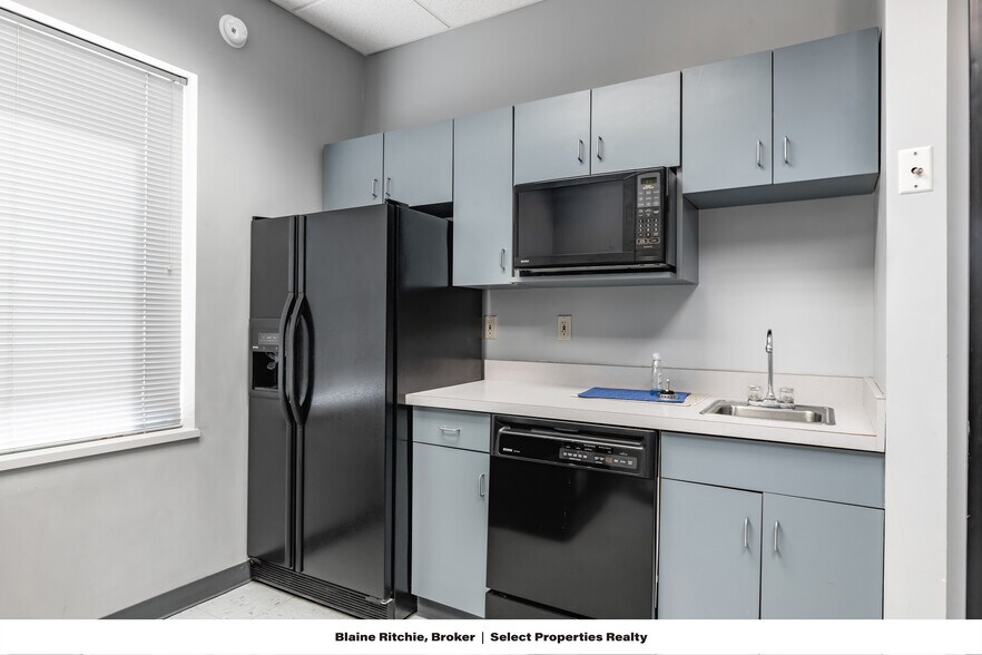 More Photos Of 1397 Elizabeth Pike, Mineral Wells Bank For Lease