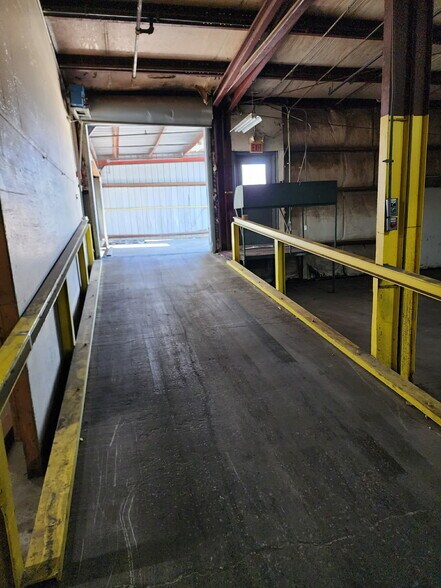 More Photos Of 712 Industrial Ln, Oneida Distribution For Sale