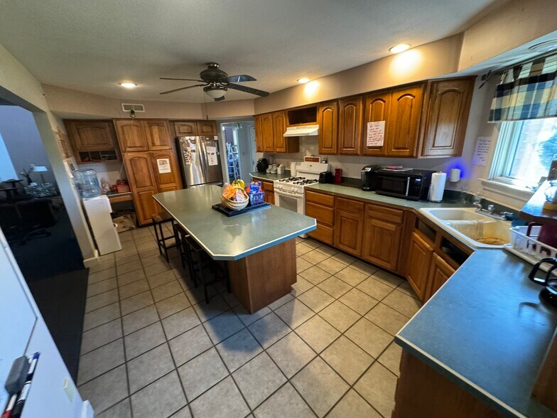 More Photos Of 1173 Manchester Ave SW, North Lawrence Office Residential For Sale