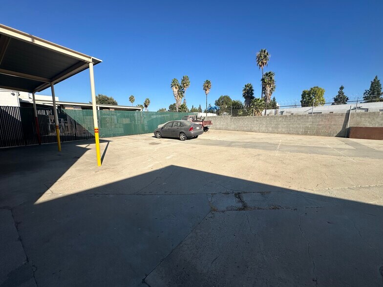 More Photos Of 19779 Bahama St, Northridge Warehouse For Lease