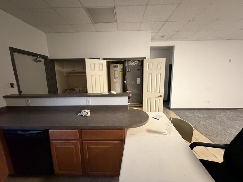 More Photos Of 7321 Wichita St, Forest Hill Self Storage For Lease