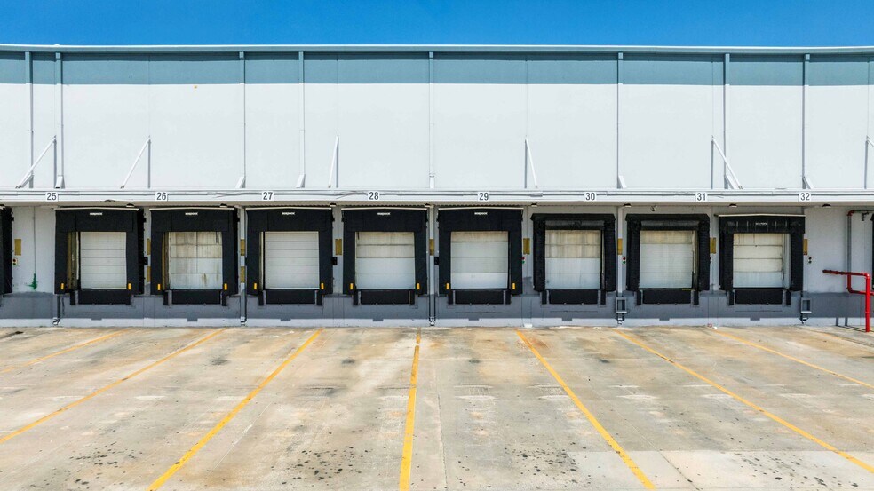 More Photos Of 6100-6284 McIntosh Rd, Sarasota Refrigeration Cold Storage For Lease