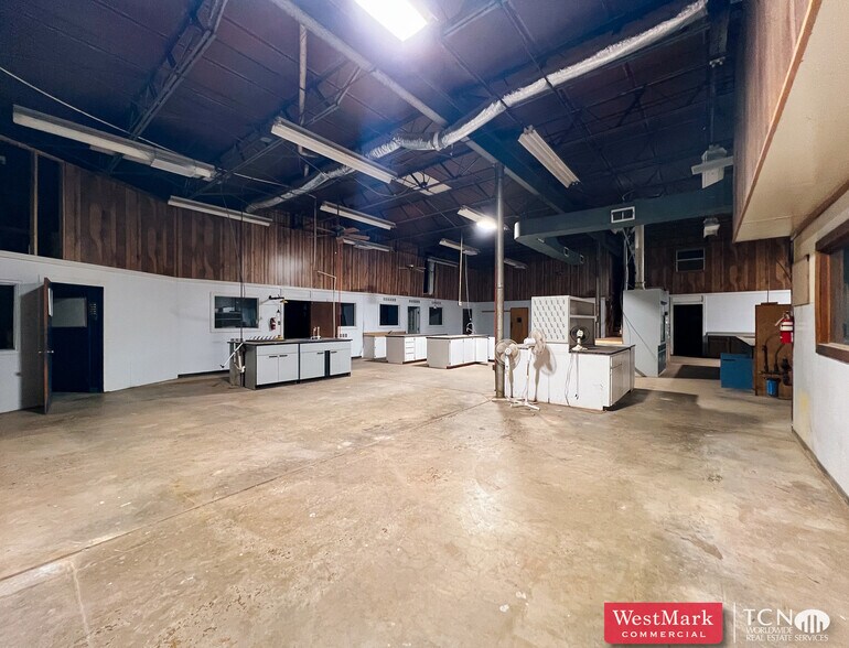 More Photos Of 302 34th St, Lubbock Warehouse For Lease