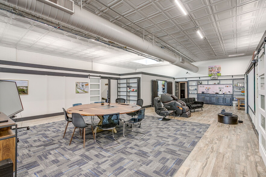 More Photos Of 215-219 S Main St, Fort Worth Storefront Retail Office For Lease