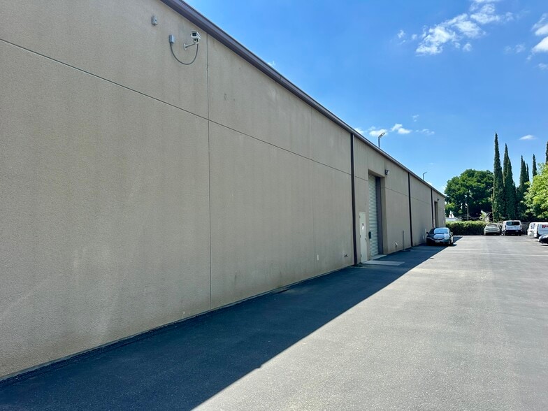 More Photos Of 96 S West Ave, Fresno Warehouse For Lease