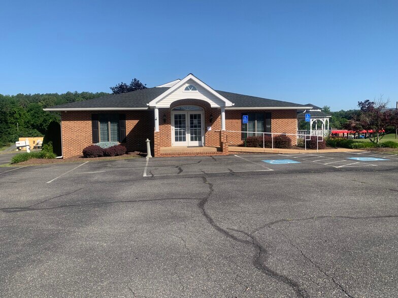 More Photos Of 1031 S Main St, Woodstock Medical For Sale